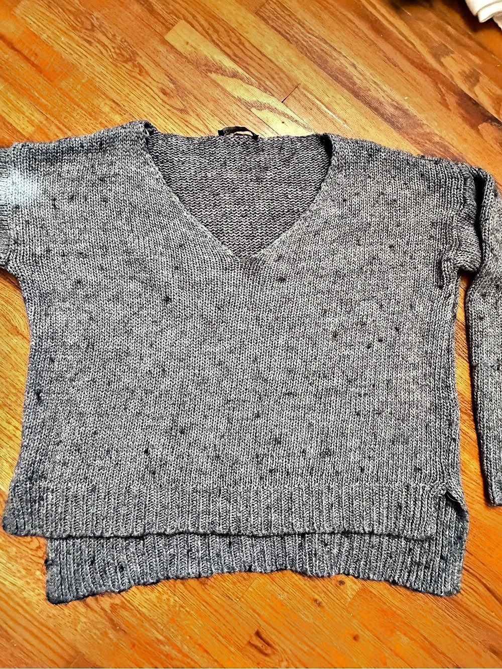 Brandy Melville V-Neck Sweater in Gray